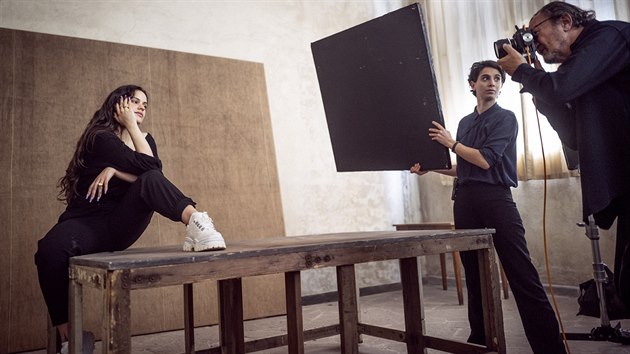 Kalendář Pirelli pro rok 2020 koncipoval Paolo Roversi jako konkurz pro roli Shakespearovy Julie. Jeho objektiv zachytil i umělkyni Rosalíu.