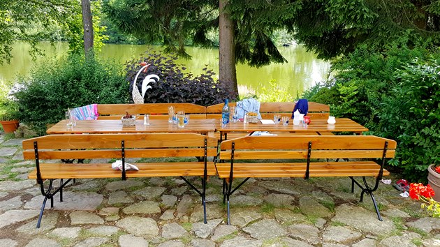 Na terase u Francouze. Když je hezky, je možné sedět i na zahradě.