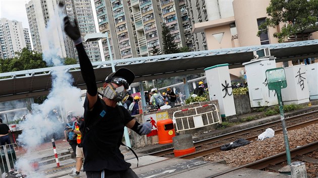 Protivldn stvka v Hongkongu v pondl ochromila vlakovou, autobusovou i leteckou dopravu. Na nkolika mstech se demonstranti stetli s polici, kter proti nim zashla slznm plynem. (5. srpna 2019)