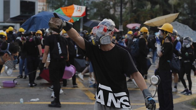 Demonstrant drc cihlu pi konfrontaci s polici. (5.8. 2019, Hongkong)