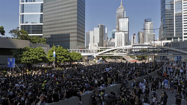 Demonstranti zabraj silnice pobl budovy zkonodrn rady a budovy stedn vldy bhem protestu proti vydvacmu nvrhu zkona v Hongkongu. (5.8. 2019)
