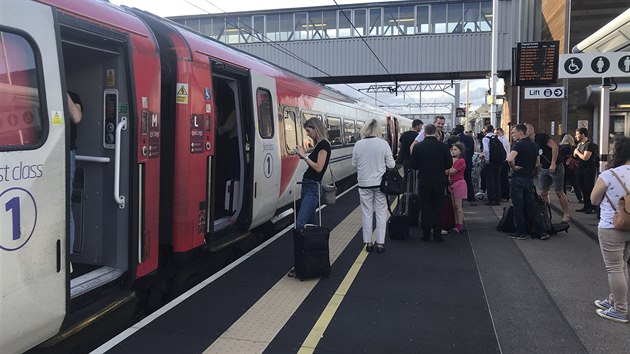 Cestujc ekaj na zprvy bhem peruen cesty na hlavn stanici v Peterborough. (9. srpna 2019)