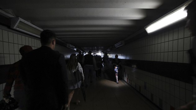 Lid chod po tm po stanici metra v Londn pi vpadku elektiny. (9. srpna 2019)
