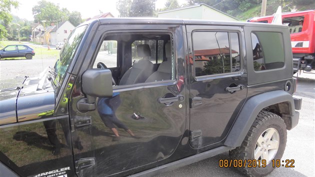 Jezdec na koloběžce rozrazil hlavou okénko jeepu.