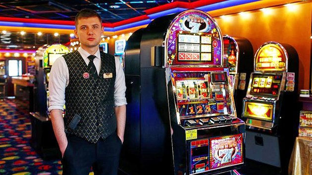 Dvaadvacetilet Polk Piotr Sochmacki pracuje v kasinu v londnskm Brentu. (duben 2015)