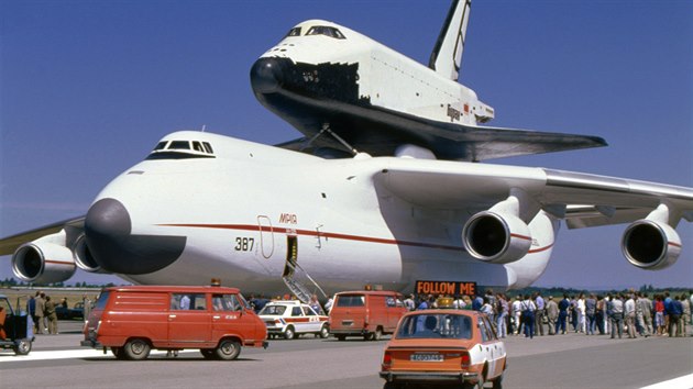 Letadlo Mrija se i s legendárním ruským raketoplánem Buran v Ruzyni zastavily v červnu 1989, jen pár měsíců před revolucí.