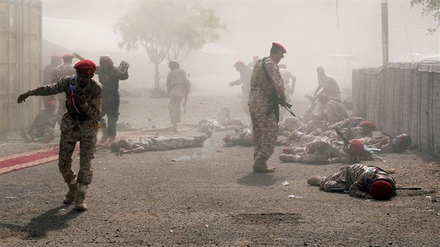 Mrtví a zranění vojáci leží na zemi po raketovém útoku na vojenskou přehlídku během ceremonie pro nově přijaté vojáky v Adenu v Jemenu. (1. srpna 2019)