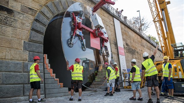 Instalace sklennch dve do kobky na prask nplavce. (2. srpna 2019)