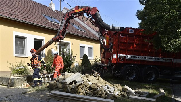 Hasii a zchrani ve Velkch Pavlovicch na Beclavsku vyprouj estadvacetiletho mue, kterho zasypala zemina ve studni v hloubce asi deset metr. (5. srpna 2019)