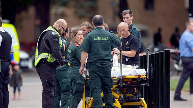 Londnsk policie zadrela sedmnctiletho mladka kvli podezen z pokusu o vradu estiletho chlapce. Toho shodil z vyhldky v destm pate galerie modernho umn Tate Modern v centrln sti metropole. (4. srpna 2019)
