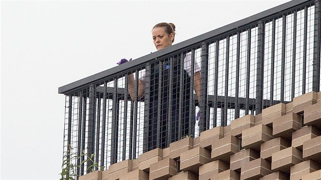 Britsk policistka na vyhldce v destm pate londnsk galerie modernho umn Tate Modern, ze kter sedmnctilet mladk shodil estiletho chlapce. (4. srpna 2019)