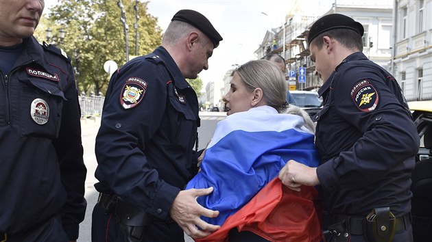 Rut policist zatkaj na moskevsk demonstraci za svobodn volby opozin politiku Ljubov Sobolovou. (27. ervence 2019)