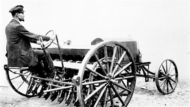František Melichar vybudoval v Brandýse nad Labem koncem 19. století prosperující továrnu na secí stroje. Takto jeden z nich osobně předvádí na výstavišti v Praze. (1911)