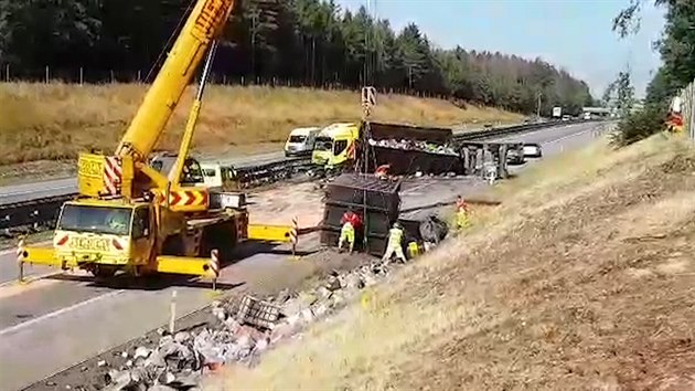 Nehoda dvou nkladnch aut uzavela na rsku D1 ve smru na Prahu