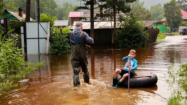 Chlapec v zaplaven vesnici Olcha v Irkutsk oblasti.