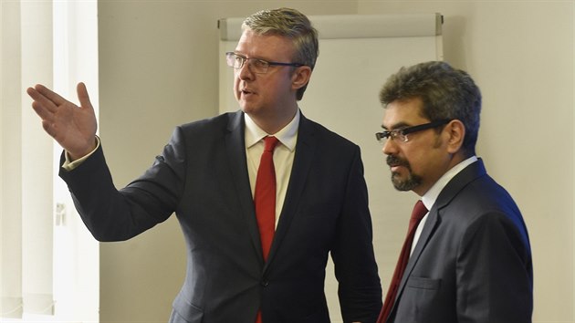 Ministr průmyslu a obchodu Karel Havlíček (vlevo) při jednání s generálním ředitelem Liberty Ostrava Ašókem Patilem.