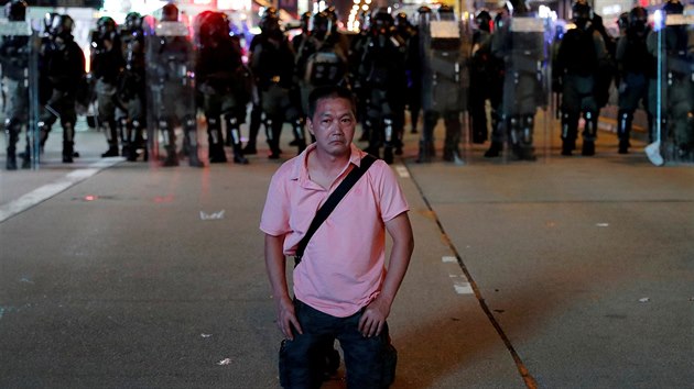 Protestujc na ulici v Hong Kongu. Po policii a demonstrantech dal konec nepokoj. (3. srpna 2019)