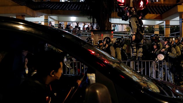 Policist v ulicch Hong Kongu vyrazili proti demonstrujcm. (3. srpna 2019)