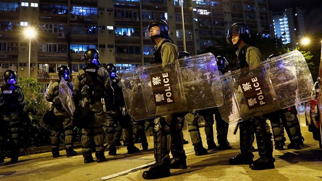 Policejn hldka v jedn z hongkongskch rezidennch tvrt. (3. srpna 2019)
