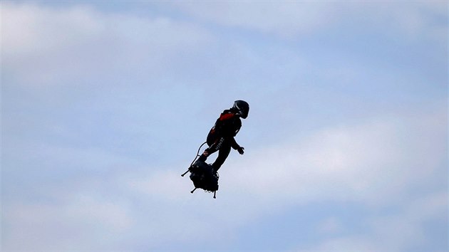 Francouz Franky Zapata na svm Flyboardu na cest pes kanl La Manche. (4. srpna 2019)