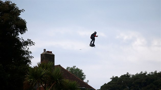 Francouz Franky Zapata na svm Flyboardu na cest pes kanl La Manche. (4. srpna 2019)