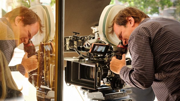 Quentin Tarantino během natáčení filmu Tenkrát v Hollywoodu.