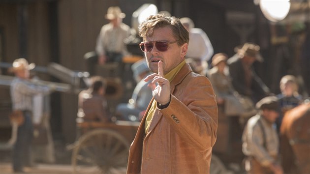 Leonardo DiCaprio ve filmu Tenkrt v Hollywoodu