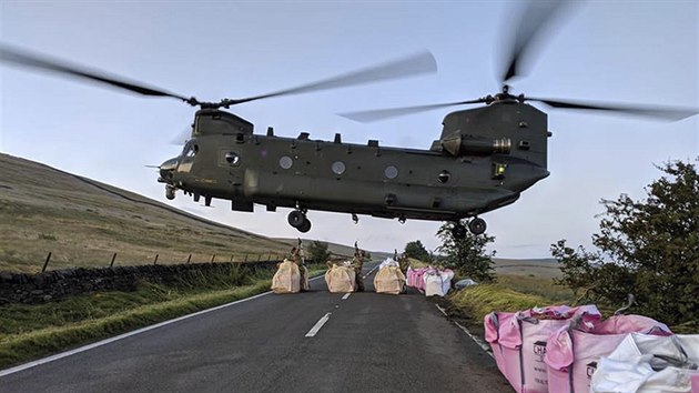 Vojci za pomoci vrtulnku hrz vyztuili stovkami tun psku a trku (3. srpna 2019)