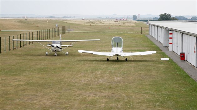Při „postrkování“ někdy až dvoutunových kolosů musejí být piloti ze společnosti Herbst Aero velmi opatrní. Koridor totiž omezuje dvoumetrový plot, který kolem hangárů nově nechalo vystavět vedení brněnského letiště.