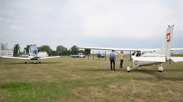 Piloti ze spolenosti Herbst Aero musej ped vzltnutm sv stroje run vytlait na drhu koridorem dlouhm asi 150 metr. Drhu omezuje dvoumetrov plot, kter kolem hangr nechalo nov vystavt veden brnnskho letit.