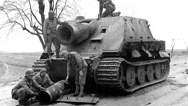 Nmci poslali do Varavy i ti vrhae 380mm raket Sturmtiger (snmek ze zpadn fronty, kdy u je stroj v dren Spojenc).