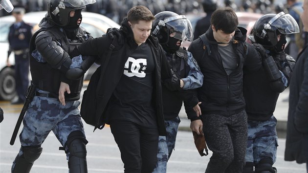 Policie zatkla stovky lid na demonstraci za povolen asti opozice ve volbch do moskevskho zastupitelstva. (Moskva, 3.8.2019)