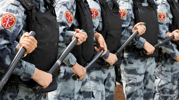 Stovky policist zasahovaly proti demonstraci za povolen asti opozice ve volbch do moskevskho zastupitelstva. (3. srpna 2019)