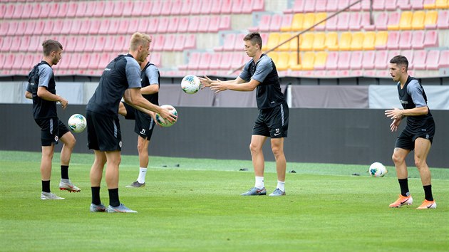 Sparant fotbalist na trninku ped pohrovm duelem s Trabzonsporem. Zleva Sek, Radakovi, Krej a Plavi.