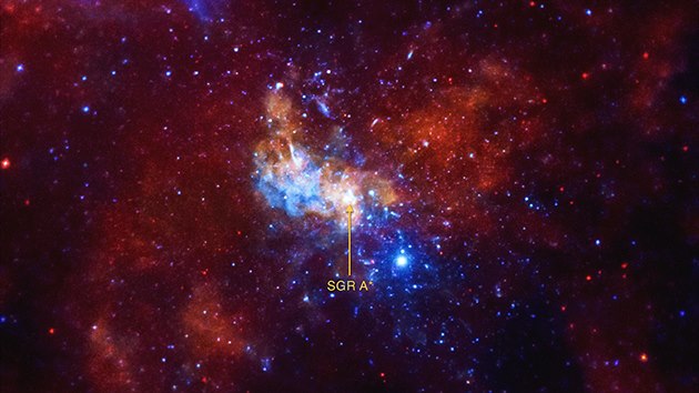 A je�t� jednou �ern� d�ra v centru na�� galaxie v cel� sv� fale�n� barevn� kr�se. Sn�mek je po��zen pouze v rentgenov�m spektru, barva vyzna�uje energii foton� (rostouc� od �erven� k modr�). Rentgenov� astronomie objevila a objevuje mnoh� zaj�mavosti z t�to oblasti (nap��klad z�blesky z t�les p��mo padaj�c�ch do �ern� d�ry). Do budoucna ale budou pro toto zkoum�n� snad je�t� d�le�it�j�� mikrovlny, kter� mohou proniknout a� p��mo k �j�dru v�ci�. Jak vid�te i z tohoto sn�mku, v rentgenov� oblasti je v j�dru na�� galaxie st�le velmi �ivo.