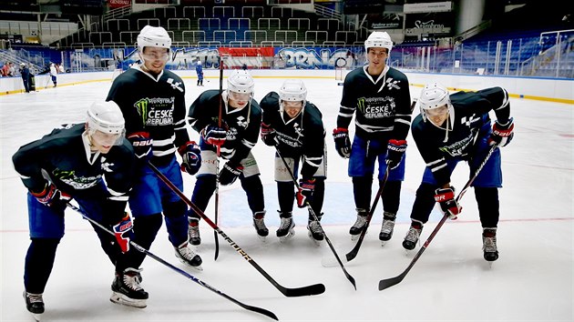 Motocykloví jezdci Karel Abraham, Joan Mir, Marcel Schrötter, Luca Marini, Jakub Kornfeil a Filip Salač si netradičně vyzkoušeli hokej s hráči brněnské Komety.