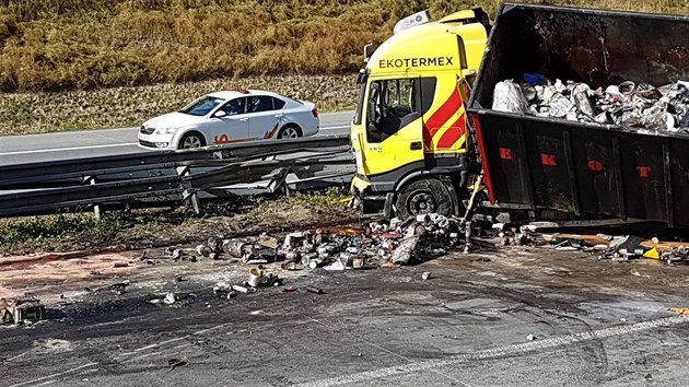 Nehoda dvou nkladnch vozidel na dlnici D1 u Velk Btee. Z pevrcenho vozu se na vozovku vysypal nklad pouitch obal od barev a edidel.