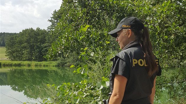 V místě nálezu těla ženy poblíž rybníka nedaleko Habrů probíhala rozsáhlá pátrací akce, do níž se zapojili policejní kynologové a potápěči. (2. srpna 2019)