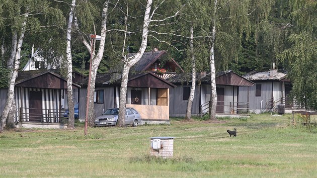 Ke Kachličce už jezdí v létě jen pár majitelů chat, kteří si je tu v dobách slávy zdejšího autokempu postavili.