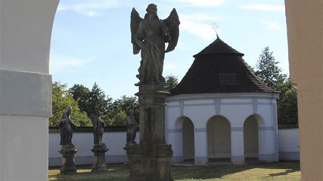 Na žďárském Dolním hřbitově si mohou návštěvníci prohlédnout originály osmi soch světců, které památkáři před lety odstranili z nedalekého barokního mostu. Tam jsou jen jejich repliky.