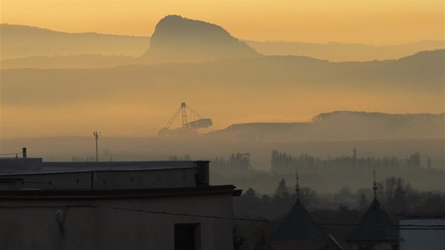 Tba zan hned za mstem. Rypadlo v lomu Blina pi pohledu z Litvnova, v pozad vrch Boe.