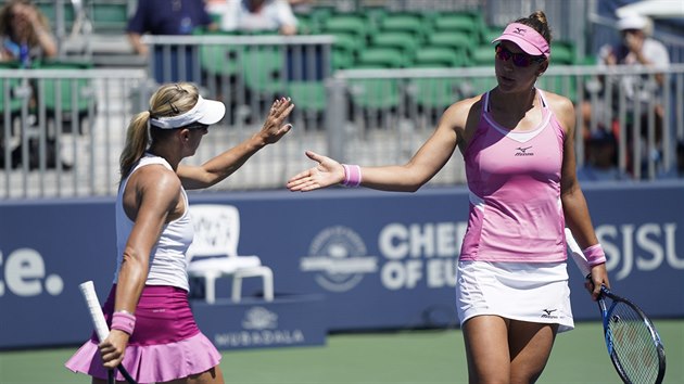 Kvta Peschkeov (vlevo) a Nicole Melicharov ve finle turnaje v San Jose.