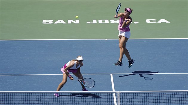 Kvta Peschkeov (vlevo) a Nicole Melicharov ve finle turnaje v San Jose.