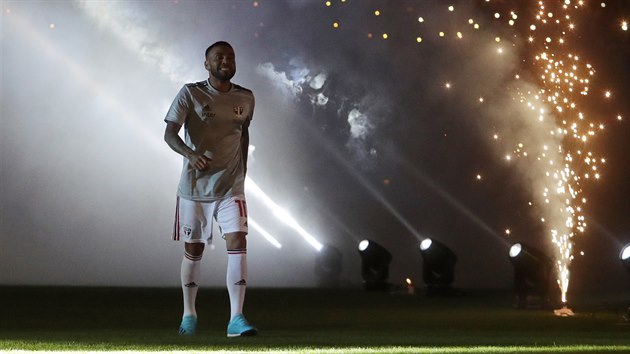 Dani Alves si uívá show na stadionu De Morumbi po svém pedstavení v Sao Paulu.