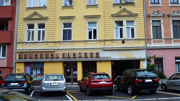 Ubytovna, kter se tk prvn bezdoplatkov zna v Karlovch Varech, je v pasi nenpadnho domu s npisem Obchodn centrum