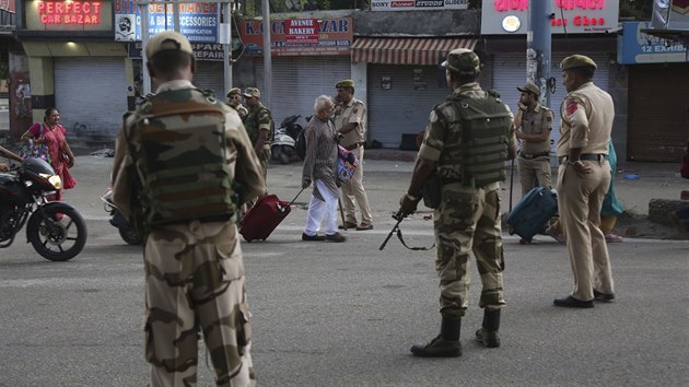 Vojci indick armdy zavdj bezpenostn opaten ve mst Damm po nazen o zruen zvltnho statusu Kamru. (5. srpna 2019)