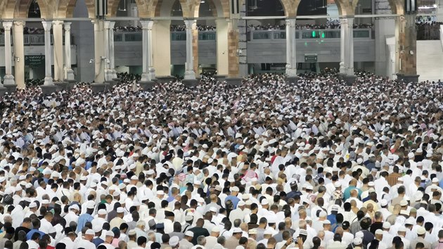 Statisce muslim se sjely do sadskoarabsk Mekky na tradin pou, modlili se u Velk meity. (8. srpna 2019)