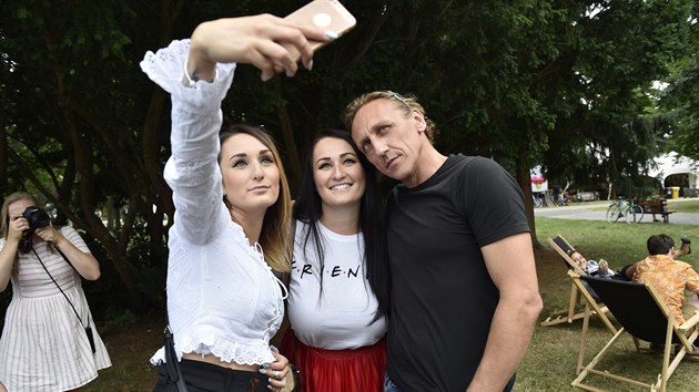 Hollywoodský kaskadér Vladimír Furdík, který dorazil na Letní filmovou školu do Uherského Hradiště, se fotografuje s fanynkami.