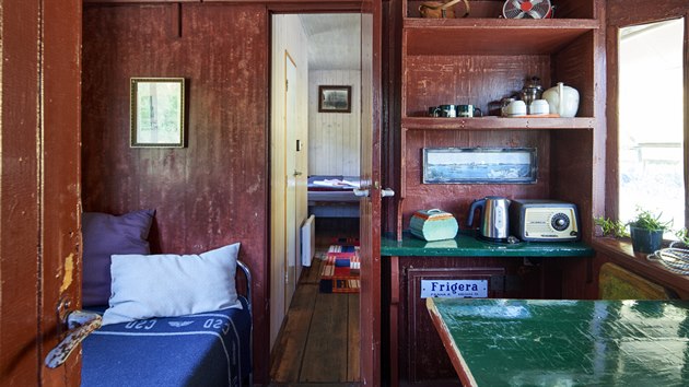 První vagon, který Tomáš Hanák zrekonstruoval pro hosty, kteří chtějí v Nižboru přespat nebo strávit dovolenou, má obývací pokoj s jídelnou a ložnici.