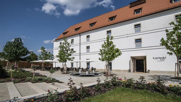 Hotel Lotrinsk ve Velkch Pavlovicch vznikl ze star barokn spky, kterou spolen s vinnmi sklepy nechal postavit v 18. stolet vvoda Frantiek I. tpn Lotrinsk, manel Marie Terezie. Proto hotel nese jeho jmno. 